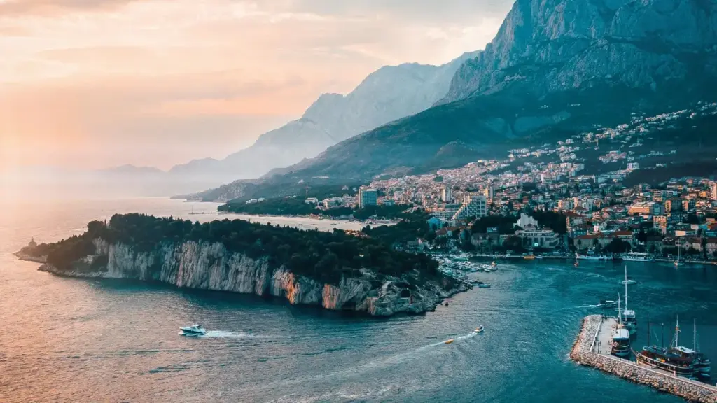 Guia prático para criadores moçambicanos alcançarem marcas eslovenas no TikTok e negociar styling de outfits com produtos de marca.