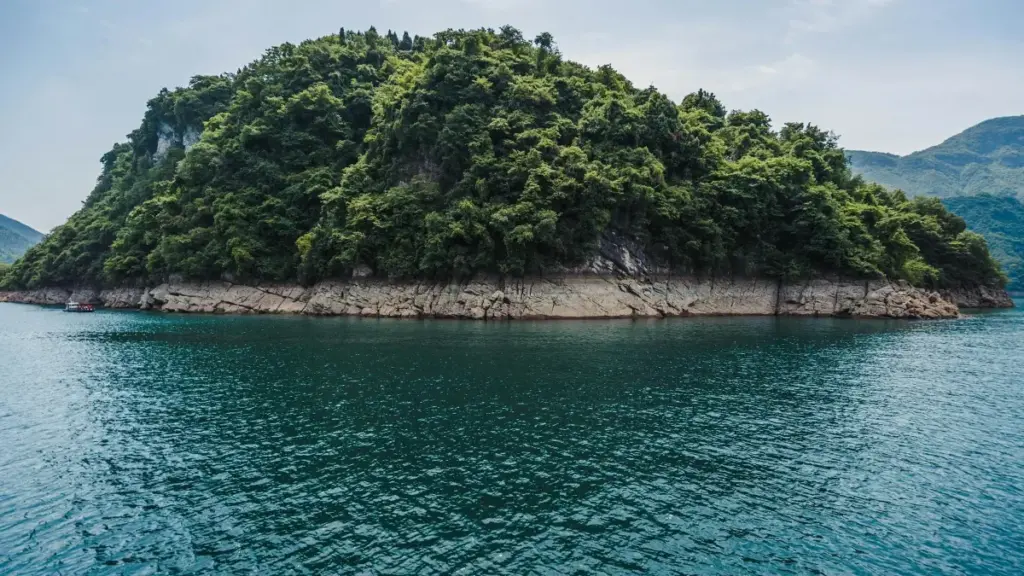 Guia prático para marcas em Moçambique encontrarem criadores da Grécia no Apple Music, organizar testes de produto e tirar partido de tendências musicais como o álbum Travelogue.
