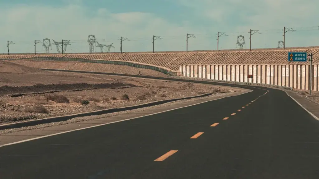 Guia prático para anunciantes em Moçambique sobre como identificar creators de Omã no VKontakte e convertê-los em vendas — táticas, análise de plataformas e checklist operacional.