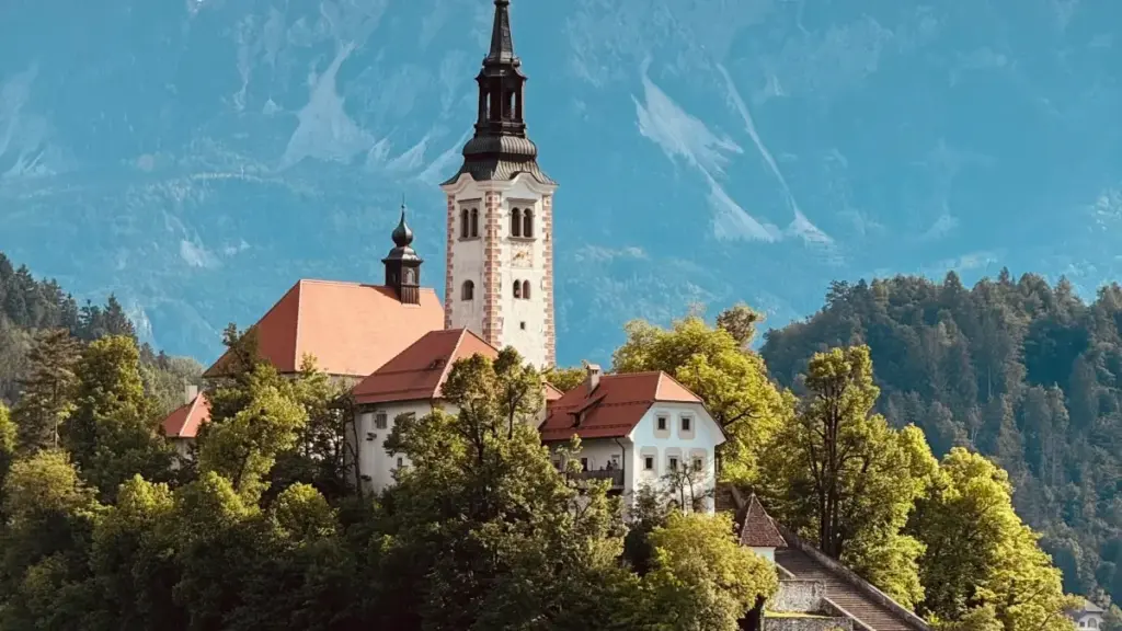 Guia prático para criadores em Moçambique sobre como abordar marcas suecas no Discord, usar Creator Storefronts, Offerwalls e ferramentas patrocinadas para gerar receita e parcerias.