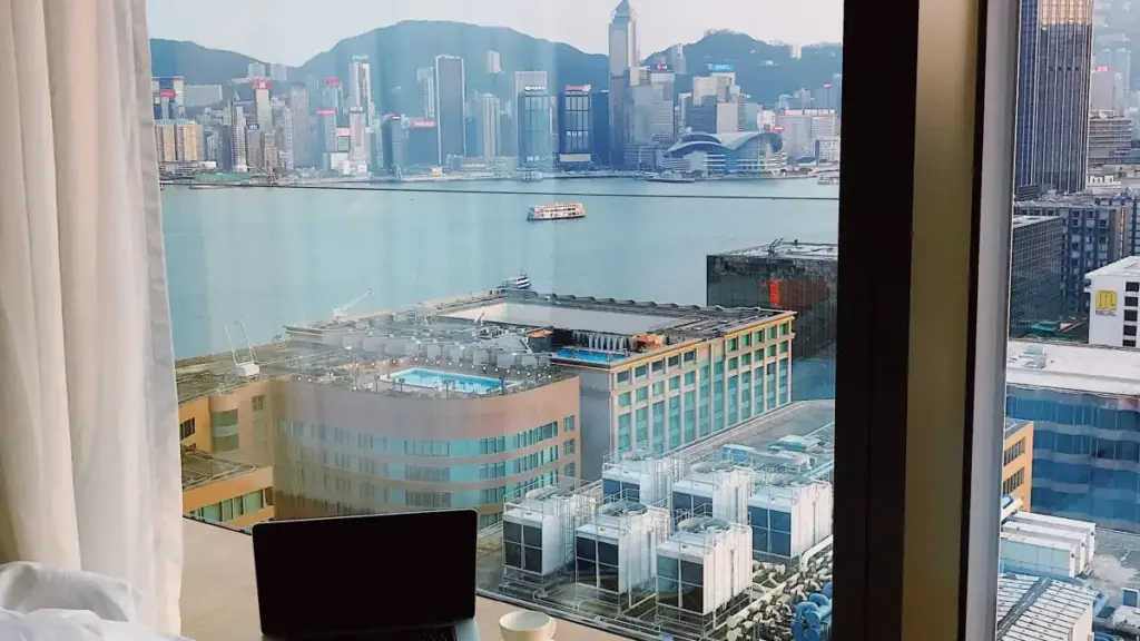 Guia prático para criadores moçambicanos sobre como contactar marcas australianas no Roposo, negociar co-criações e lançar bundles exclusivos com tática, examples e ferramentas.