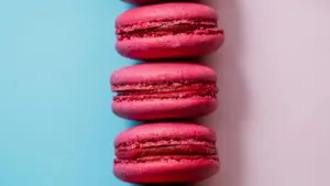 Guia prático para criadores em Moçambique sobre como abordar marcas da Malásia no Zalo, negociar cobertura de eventos e garantir tags de patrocinador.